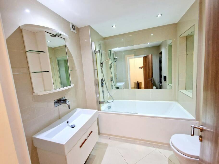 Modern Hyde Park Home With Private Entrance & Private Back Patio Near Bayswater & Paddington Stations Londres Exterior foto